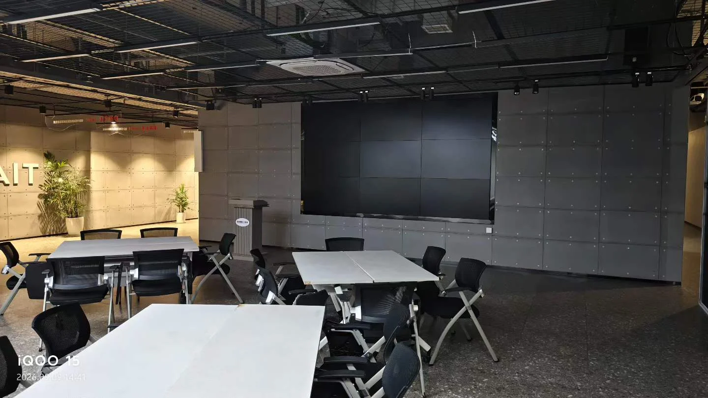 合作方资料中的线下交流空间,配备桌椅和演示屏幕